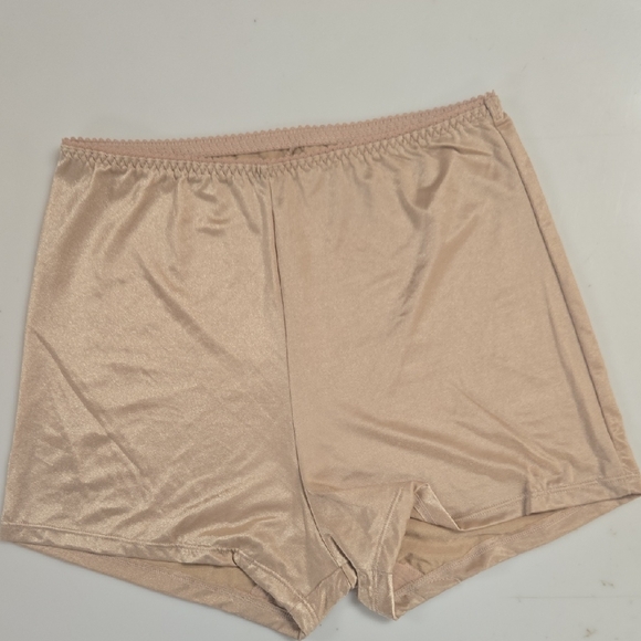Vassarette Boy Short NWOT - Picture 1 of 2